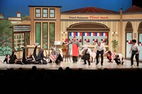 ヒントン・バトル、日本人タップダンサーのHIDEBOHら「ヒントン・バトルのアメリカン・バラエティ・バン！」のキャストが参加した新喜劇の様子。