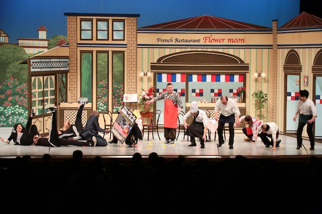 ヒントン・バトル、日本人タップダンサーのHIDEBOHら「ヒントン・バトルのアメリカン・バラエティ・バン！」のキャストが参加した新喜劇の様子。