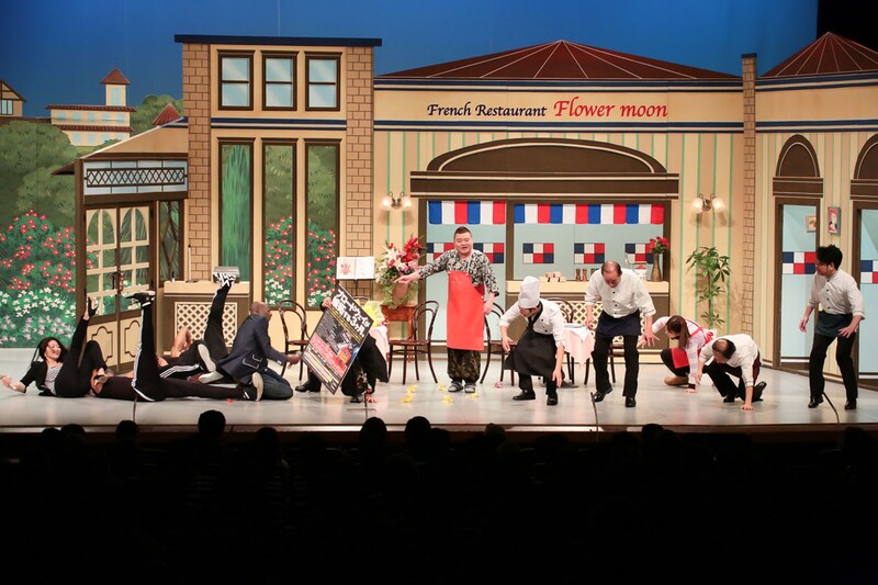 ヒントン・バトル、日本人タップダンサーのHIDEBOHら「ヒントン・バトルのアメリカン・バラエティ・バン！」のキャストが参加した新喜劇の様子。