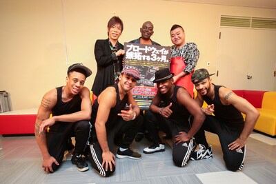 「ヒントン・バトルのアメリカン・バラエティ・バン！」のキャストとヒントン・バトル（後列中央）、HIDEBOH（後列左）、川畑泰史（後列右）。