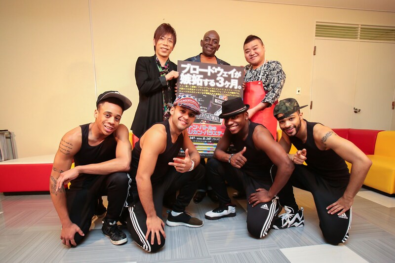 「ヒントン・バトルのアメリカン・バラエティ・バン！」のキャストとヒントン・バトル（後列中央）、HIDEBOH（後列左）、川畑泰史（後列右）。