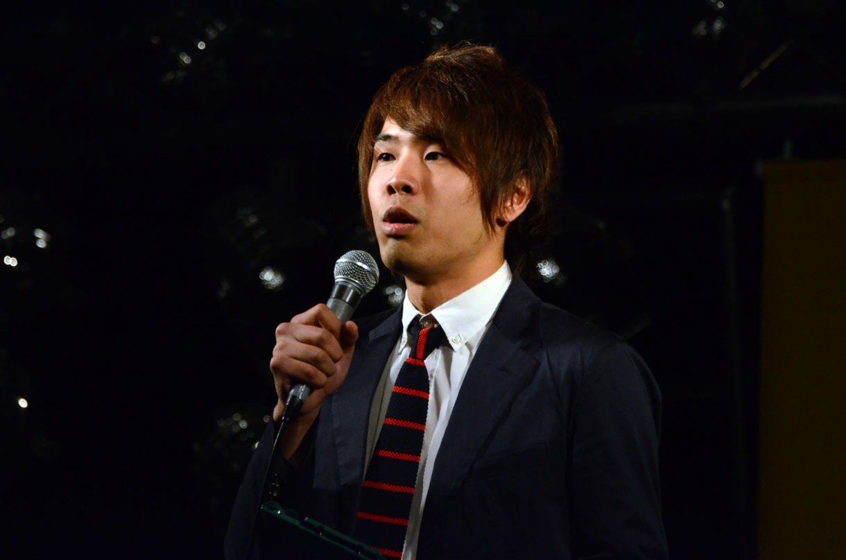 イベントのMCを務めた座敷ボウラー金井。