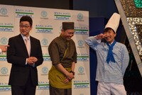 ファミリーマートの赤萩部長（左）を交えたイベントの様子。褒められた藤井（右）が照れてみせた。