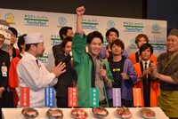 相方・植野が別の仕事のため不在で、1組だけピンで丼を紹介したデニス松下（中央）。