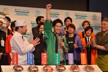 相方・植野が別の仕事のため不在で、1組だけピンで丼を紹介したデニス松下（中央）。