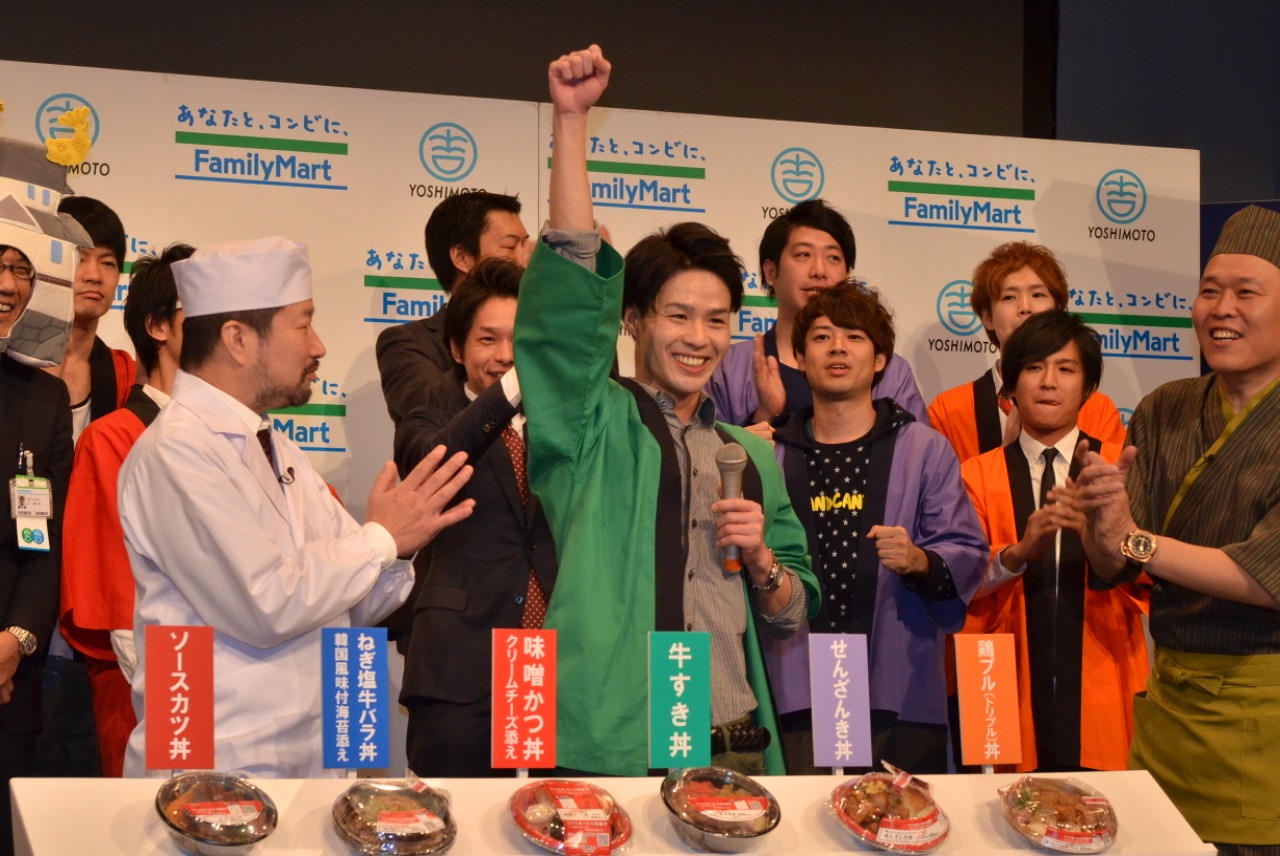 相方・植野が別の仕事のため不在で、1組だけピンで丼を紹介したデニス松下（中央）。