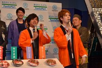 御茶ノ水男子（中央）ら。