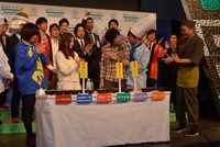 会場のファンをステージに上げて行われた試食企画の様子。芸人たちと、朴訥としたファンの掛け合いが会場中の笑いを誘った。