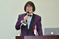 MCを務める大木凡人。