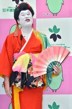 フォトセッションでおどけた表情を浮かべるコウメ太夫。