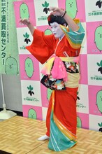 新キャラクター・ジャクソン太夫として、マイケル・ジャクソンの曲に合わせてダンスを踊るコウメ太夫。