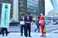 街頭で実施された「不満チャリティープロジェクト」のデモンストレーションの様子。