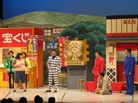 吉本新喜劇「年末ジャンボ！3人が行く」(c)吉本興業