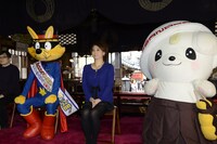 ヒット祈願に臨む友近（中央）。(c)2013 原ゆたか／ポプラ社、映画かいけつゾロリ製作委員会