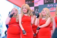 「優月美人 よもぎ温座パット」のPRイベントに登場した（左から）渡辺直美、横澤夏子、おかずクラブ・オカリナ。