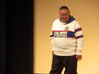 スペシャルゲストの松村邦洋。「アウトレイジ ビヨンド」「半沢直樹」などのモノマネを次々披露。