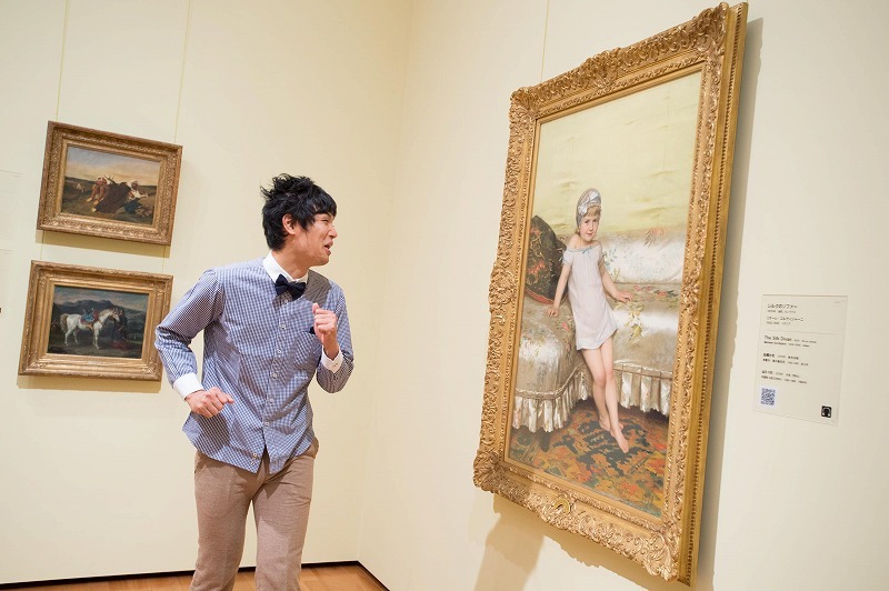 取材中のもう中学生。作品はミケーレ・ゴルディジャーニ「シルクのソファー」。