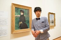取材中のもう中学生。作品はエドゥアール・マネの「散歩」。