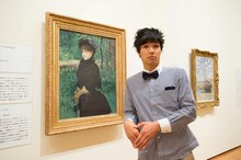 取材中のもう中学生。作品はエドゥアール・マネの「散歩」。