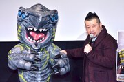 ナイフヘッドとケンドーコバヤシ(右)。