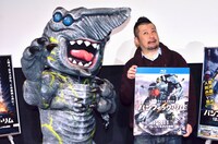 映画「パシフィック・リム」のBlu-ray＆DVD発売記念イベントに出演したケンドーコバヤシ（右）と、怪獣のナイフヘッド。