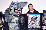 映画「パシフィック・リム」のBlu-ray&DVD発売記念イベントに出演したケンドーコバヤシ(右)と、怪獣のナイフヘッド。