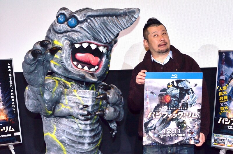 映画「パシフィック・リム」のBlu-ray&DVD発売記念イベントに出演したケンドーコバヤシ(右)と、怪獣のナイフヘッド。