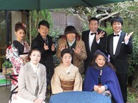 「雨上がり決死隊 VS わがまま大女優 京都おもてなしツアー」集合写真。