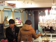 談笑しながらチョコレート屋を堪能する雨上がり決死隊。