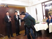 ゲストのリクエストでなぜかおんぶをすることになった蛍原。