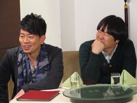 ある珍味を見て顔をしかめる雨上がり決死隊。