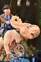 映画「ウォーキング with ダイナソー」の公開記念イベントに、パキリノサウルスふうにカスタマイズした特製自転車で登場した木梨憲武。