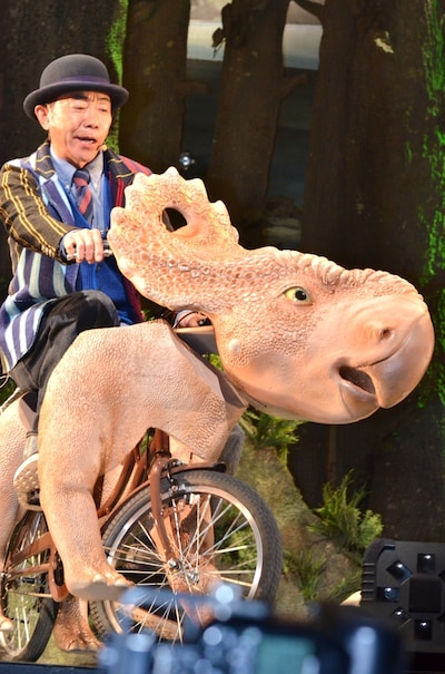 映画「ウォーキング with ダイナソー」の公開記念イベントに、パキリノサウルスふうにカスタマイズした特製自転車で登場した木梨憲武。