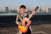 「歌うBAILAキャンペーン」お台場のスタジオ屋上で熱唱する後藤。