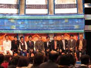 U-20芸人たちを見守るプロ芸人たち。