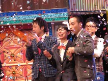 「ワラチャン！～U-20お笑い日本一決定戦～」たかまつなな優勝の瞬間。両サイドはサポート芸人のかもめんたる。