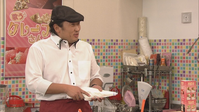 コント「歌うクレープ屋さん」のワンシーン。(c)NHK