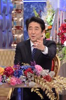 人生初の「VTRフリ」をする安倍首相。(c)日本テレビ