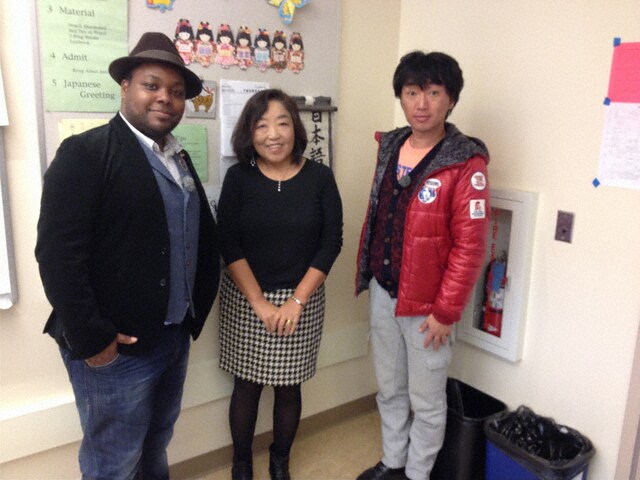 「ホムカミ～ニッポン大好き外国人 世界の村に里帰り～」に出演するスピードワゴン小沢（右）と、クリス・ハート（左）。中央はクリス・ハートが学生時代に教えを受けた日本語の先生。(c)MBS