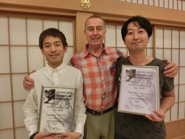ベビーマッサージの資格を取得したタケト（左）と、イシバシハザマ石橋（右）。中央は理学療法士のピーター・ウォーカー氏。