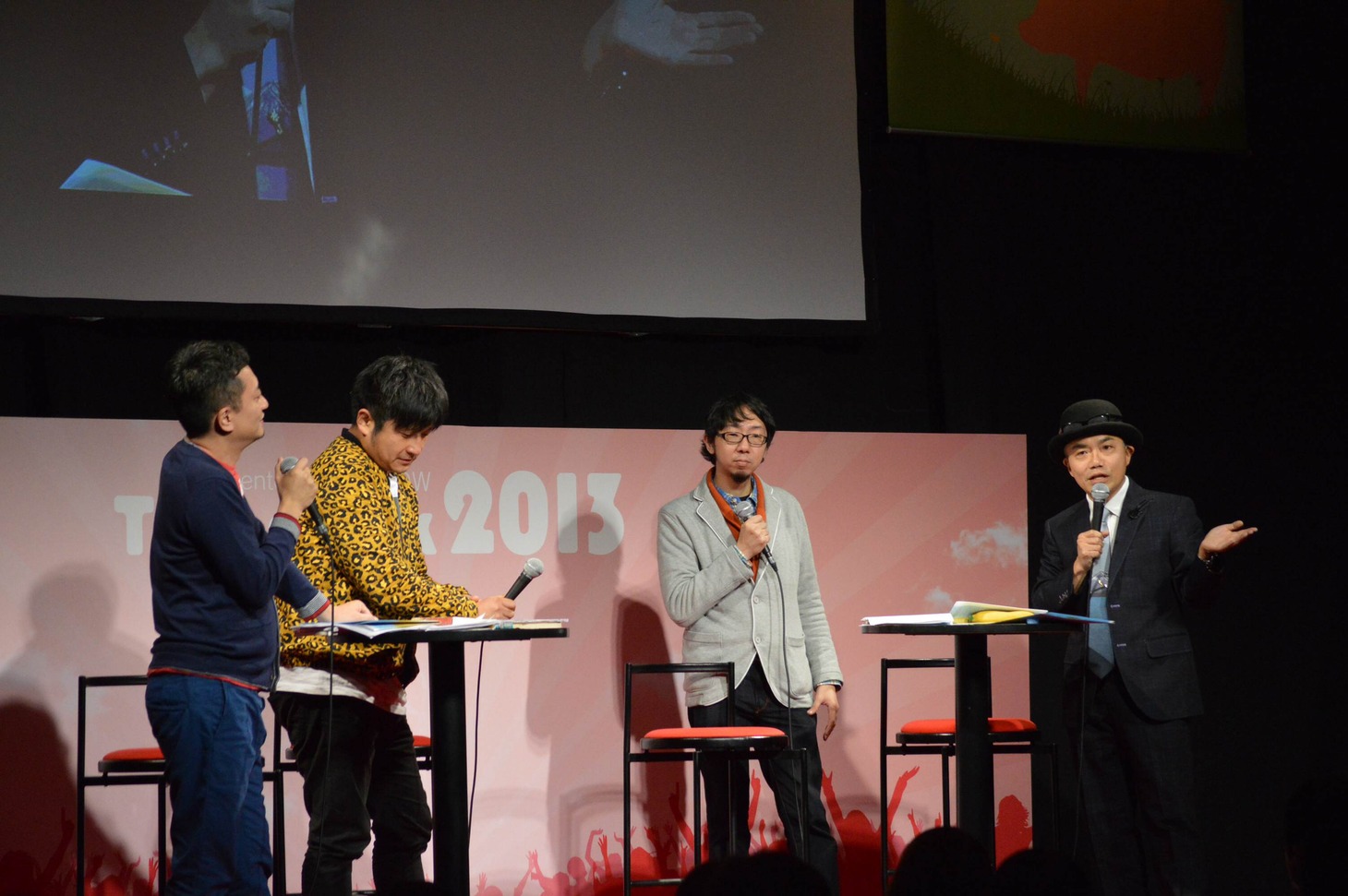 浅草キッド・水道橋博士（右）、ダイノジ大谷（左から2人目）らによる「博士と大谷の異常な愛情」。