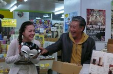 土屋アンナと高田純次（左から）。(c)CTV