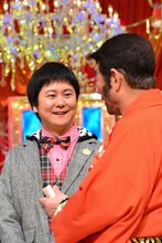 ウーマンラッシュアワー中川と、「THE MANZAI 2013」最高顧問のビートたけし（左）。