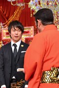 ウーマンラッシュアワー村本と、「THE MANZAI 2013」最高顧問のビートたけし（左）。