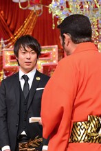 ウーマンラッシュアワー村本と、「THE MANZAI 2013」最高顧問のビートたけし（左）。