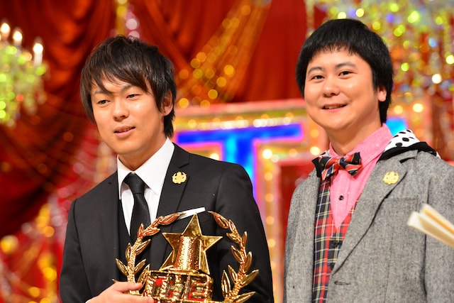 「日清食品 THE MANZAI 2013」優勝者のウーマンラッシュアワー。左が村本大輔、右が中川パラダイス。