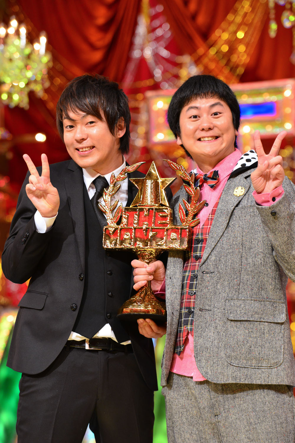 「日清食品 THE MANZAI 2013 ～年間最強漫才師決定トーナメント！～ 栄光の決勝大会」で優勝に輝いたウーマンラッシュアワー。左が村本大輔、右が中川パラダイス。