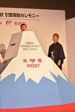 富士山をモチーフにした特製ポストの中から姿を見せるスギちゃんと、柿谷曜一朗選手（右）。