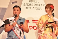 スマホを使って年賀状を作成するデモンストレーションを展開したスギちゃん（左）。