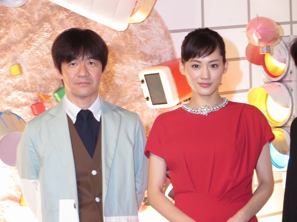 12月26日放送「LIFE！紅白歌合戦 大集合スペシャル」の会見を行った内村光良と綾瀬はるか。
